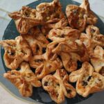 Слоеные конвертики с курицей, грибами и сыром